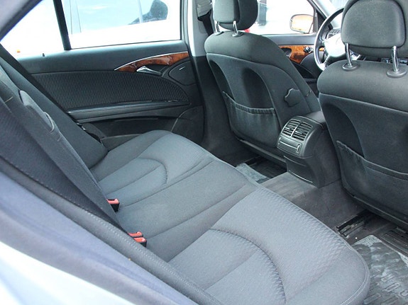 Mercedes-Benz E240 10 of 14