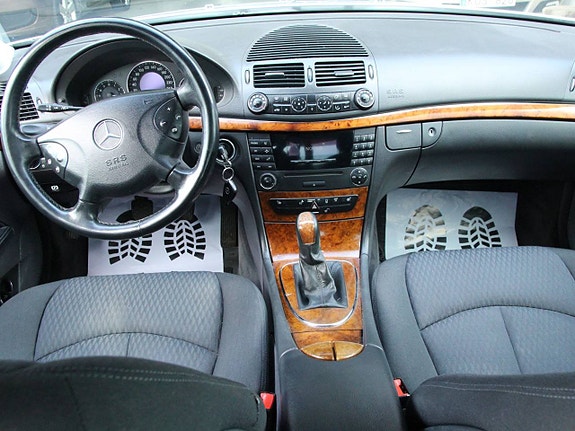 Mercedes-Benz E240 12 of 14