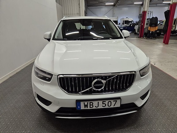 Volvo XC40 2 of 5