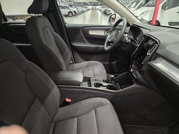 Volvo XC40 4 of 5