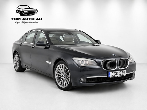 BMW 750i 8 of 23