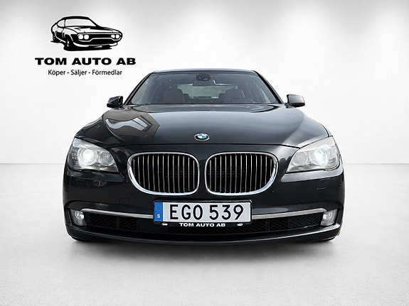 BMW 750i 2 of 23