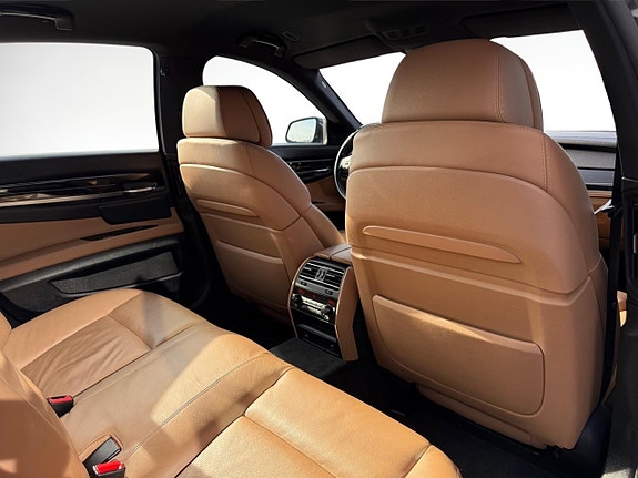 BMW 750i 15 of 23