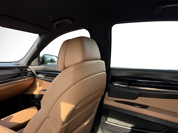 BMW 750i 16 of 23