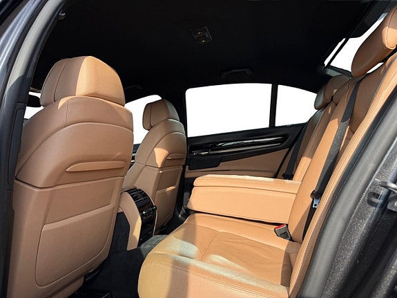 BMW 750i 14 of 23