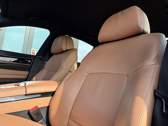 BMW 750i 12 of 23