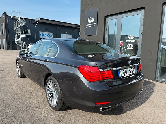BMW 750i 5 of 5