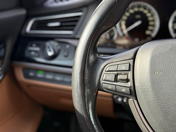 BMW 750i 18 of 23