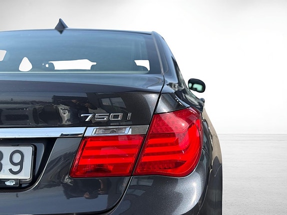 BMW 750i 6 of 23