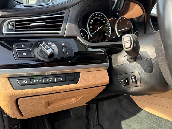 BMW 750i 10 of 23