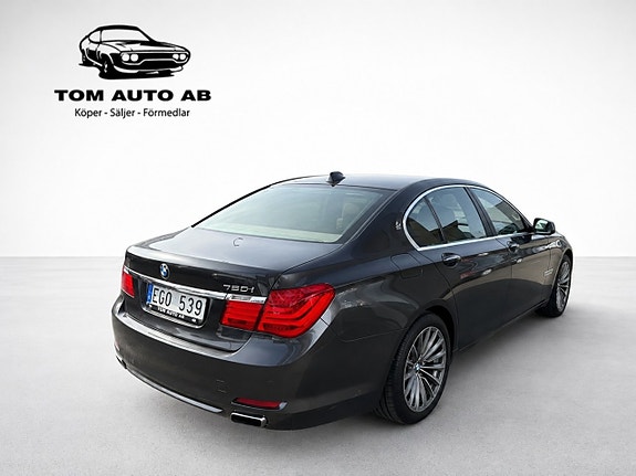 BMW 750i 7 of 23