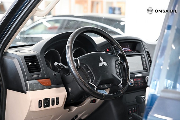 Mitsubishi Pajero 9 of 18