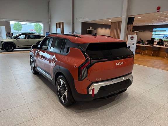 Kia EV3 2 of 11
