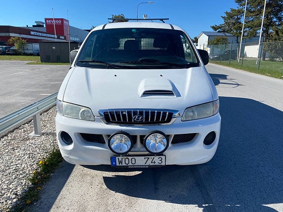 Hyundai H-1 3 of 5