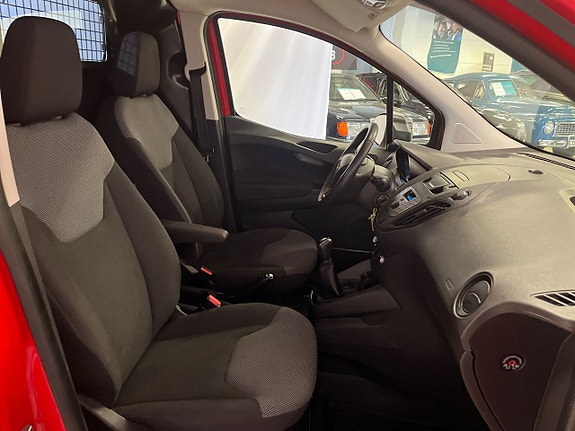 Ford Transit Courier 15 of 18
