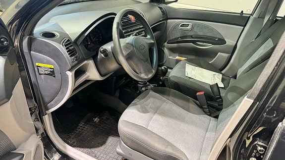 Kia Picanto 7 of 11