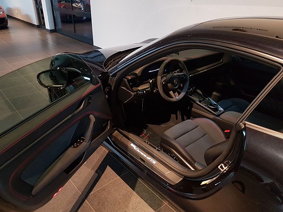 Porsche 911 Carrera GTS 6 of 10