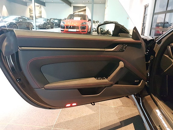 Porsche 911 Carrera GTS 7 of 10