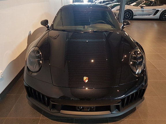 Porsche 911 Carrera GTS 3 of 5