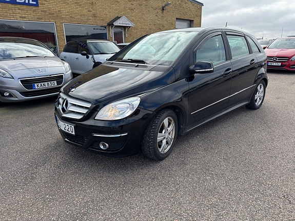 Mercedes-Benz B180 4 of 5