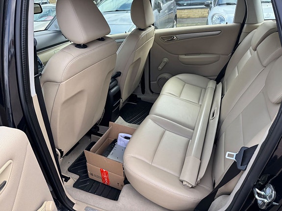Mercedes-Benz B180 6 of 8