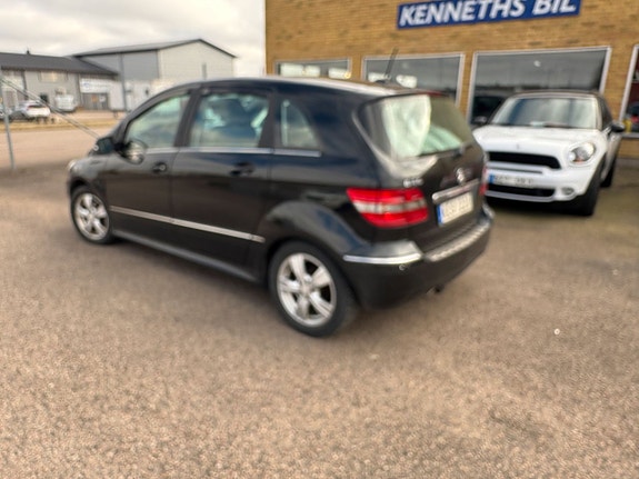 Mercedes-Benz B180 3 of 5