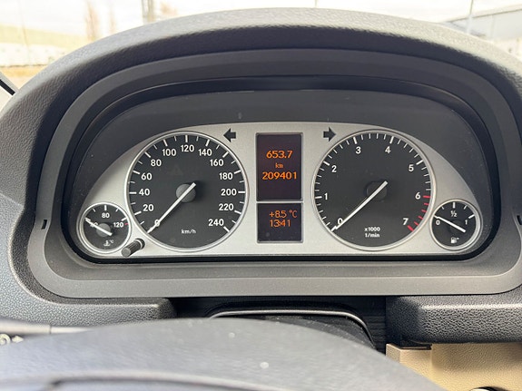 Mercedes-Benz B180 7 of 8