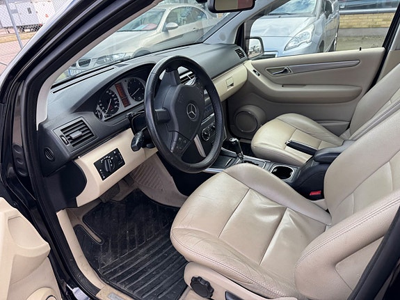 Mercedes-Benz B180 5 of 5