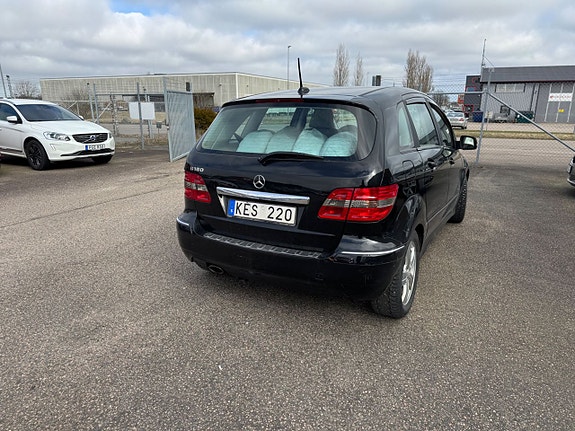 Mercedes-Benz B180 2 of 5
