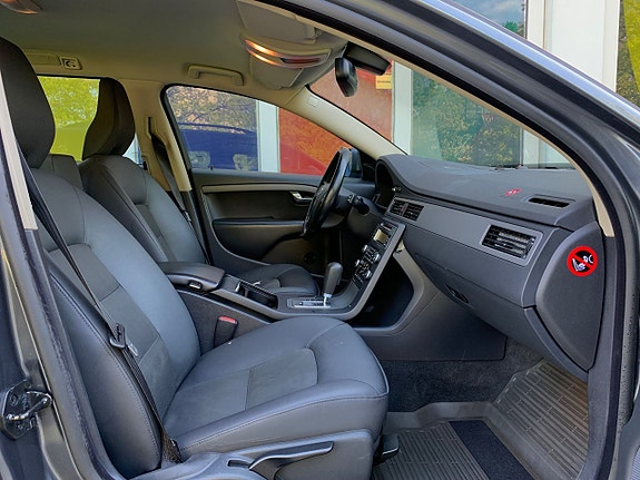 Volvo V70 3 of 5