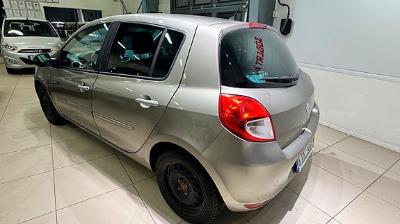 Renault Clio 12 of 15