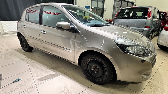 Renault Clio 14 of 15