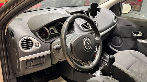 Renault Clio 9 of 15
