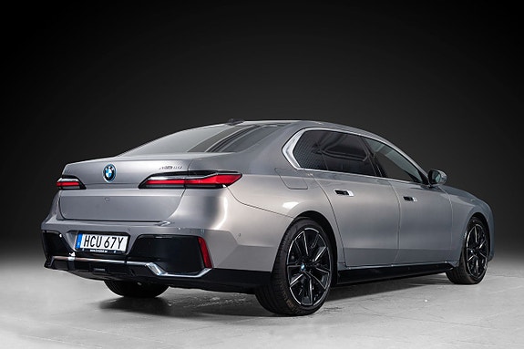 BMW i7 2 of 5