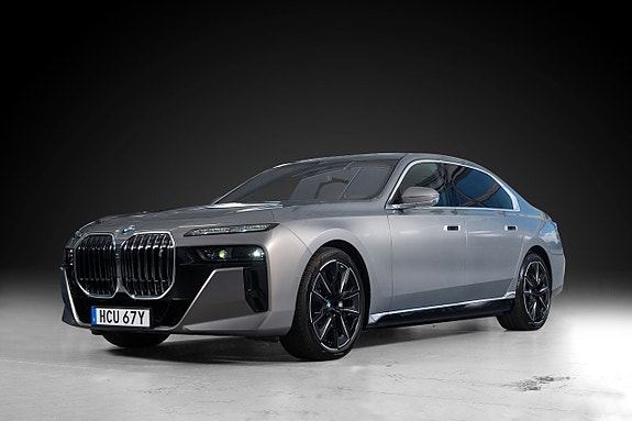 BMW i7 3 of 5