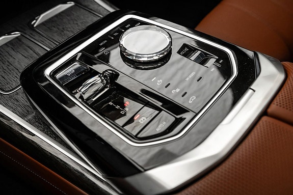 BMW i7 18 of 30