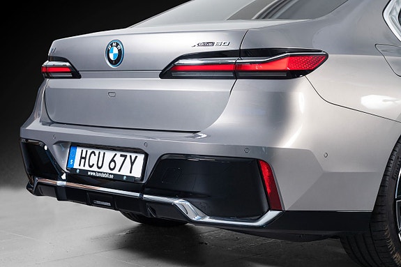 BMW i7 7 of 30