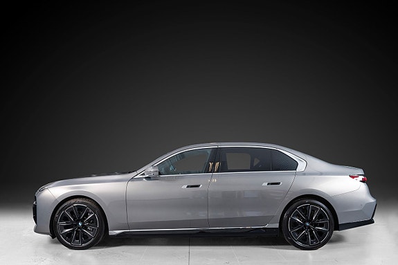 BMW i7 4 of 5