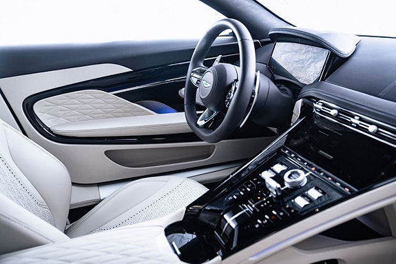 Aston Martin DB12 10 of 18