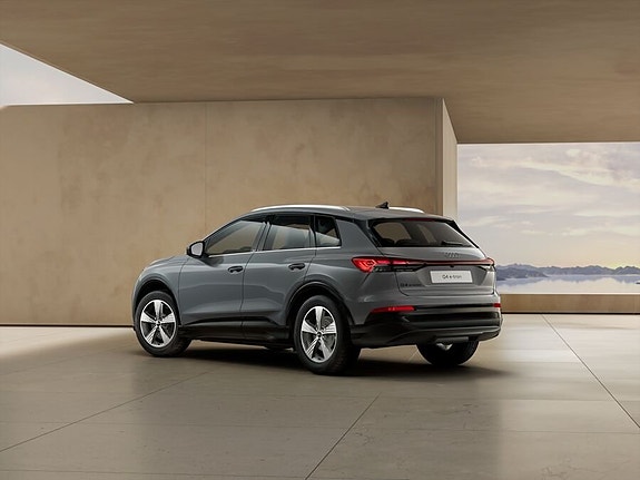 Audi e-tron 4 of 7