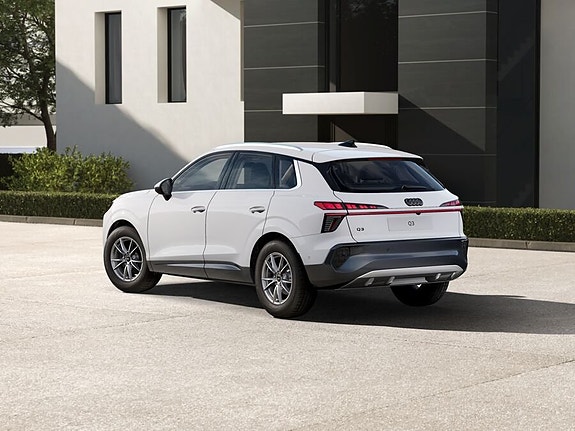 Audi Q3 3 of 5