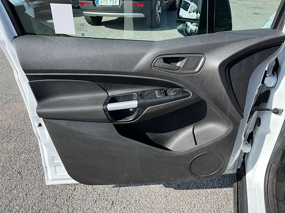 Ford Transit Connect 16 of 20