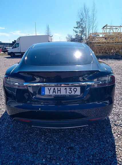 Tesla Model S 10 of 21