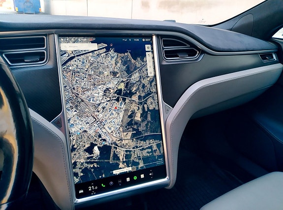 Tesla Model S 15 of 21