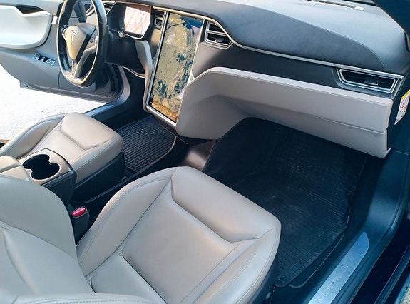 Tesla Model S 17 of 21