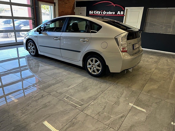 Toyota Prius 4 of 5