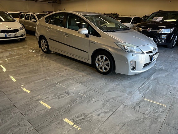 Toyota Prius 2 of 5