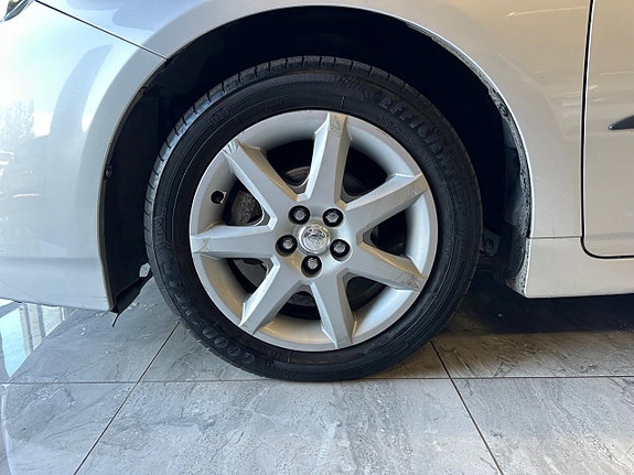 Toyota Prius 7 of 20