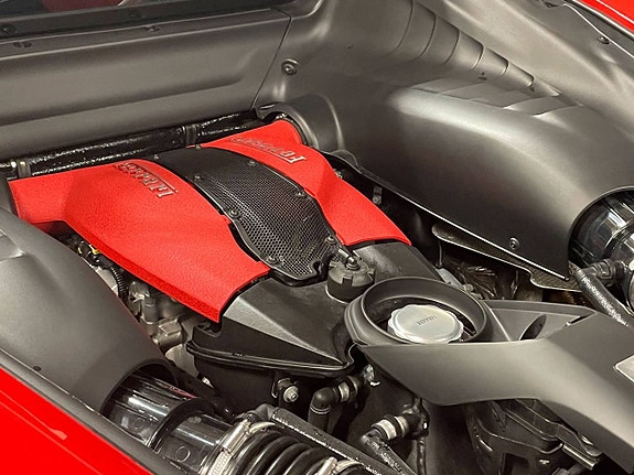 Ferrari F8 Tributo 16 of 18