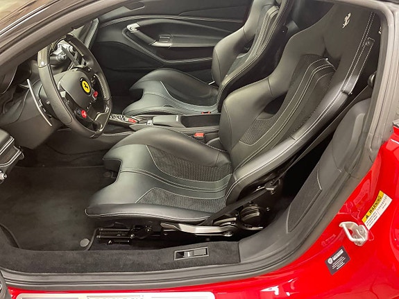 Ferrari F8 Tributo 7 of 18